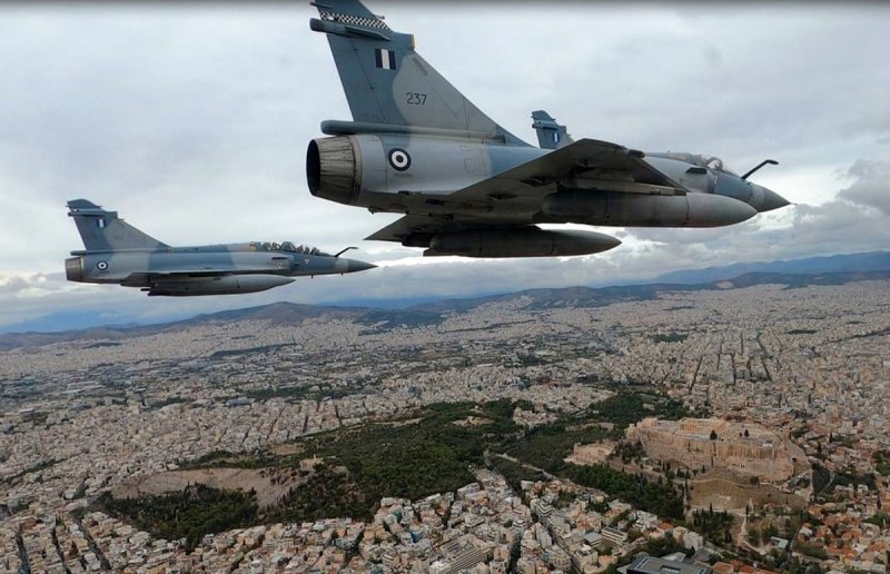 "Το κεφάλι ψηλά" περνά η Πολεμική Αεροπορία πάνω από την Αθήνα