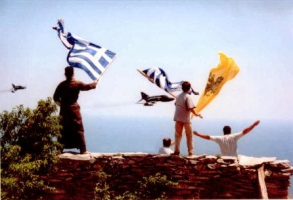 Ο μοναχός που με τη σημαία του ευλογεί τους Ικάρους – BINTEO