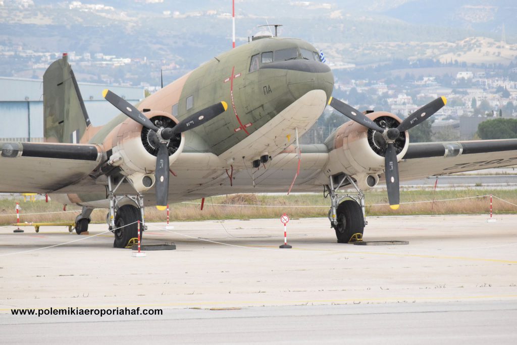 Η θρυλική Douglas C-47 Skytrain στην 113 Πτέρυγα Μάχης για την Εορτή της Πολεμικής Αεροπορίας (Φωτογραφίες)