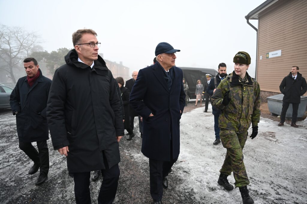 Ο Ν. Δένδιας στο Ελσίνκι με τον Υπουργό Άμυνας της Φινλανδίας A. Häkkänen